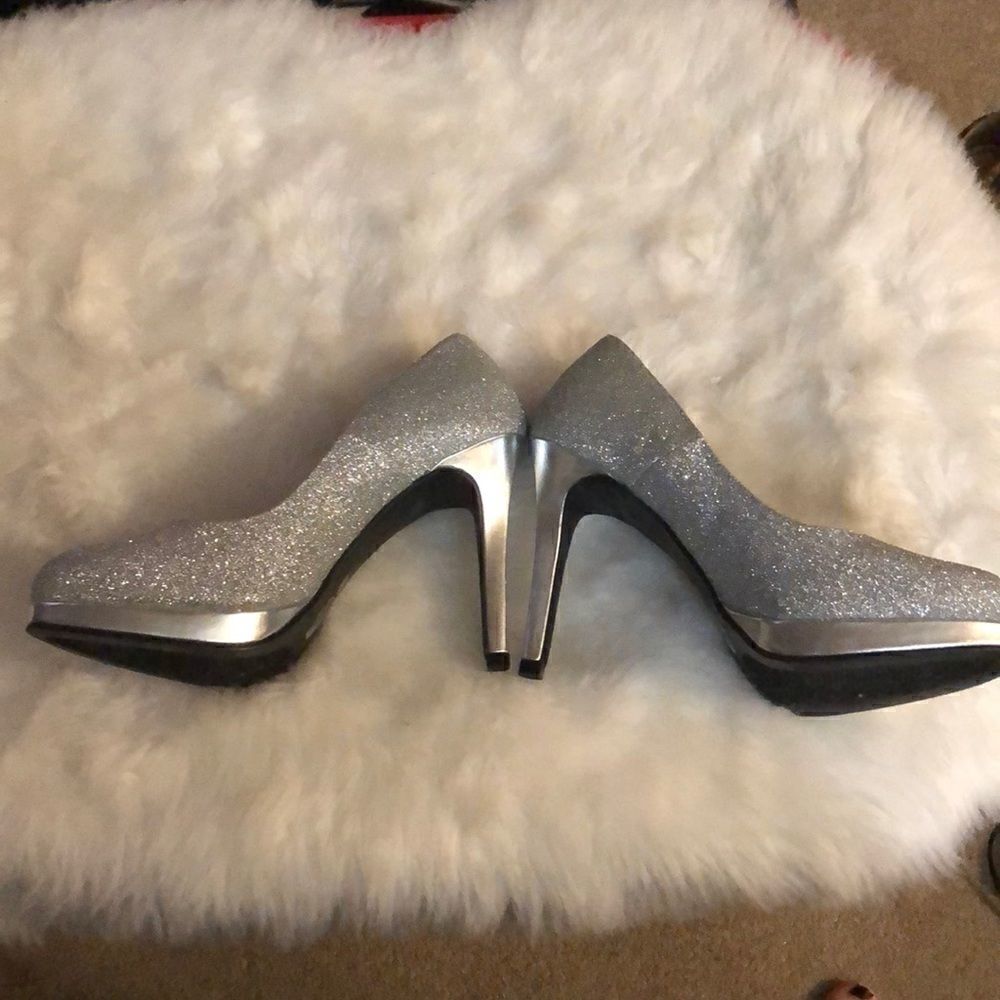 🔥5th Ave stunning, sexy silver glitter high heels. With trim . Very sexy - Picture 5 of 6